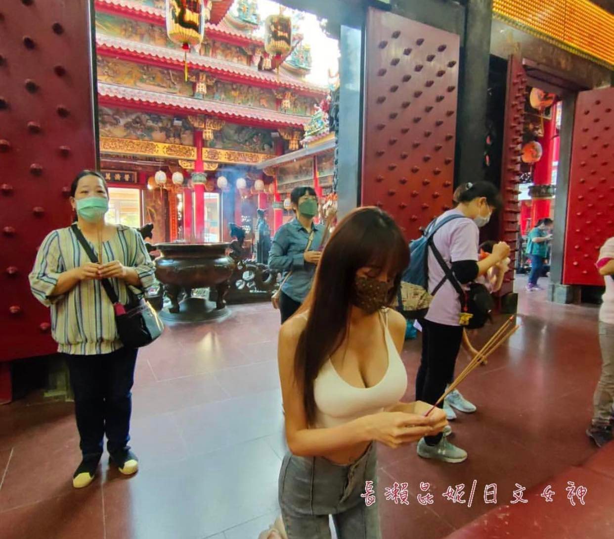 Người đẹp Trung Quốc gây bức xúc vì mặc phản cảm đến chốn linh thiêng - 1