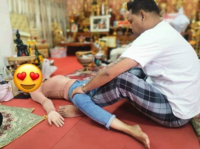 ▲泰國網路流傳一組照片，漂亮女信徒躺地開腿，讓師父坐在兩腿中間作法，聲稱可以招來好桃花。（圖／翻攝自Sanook）