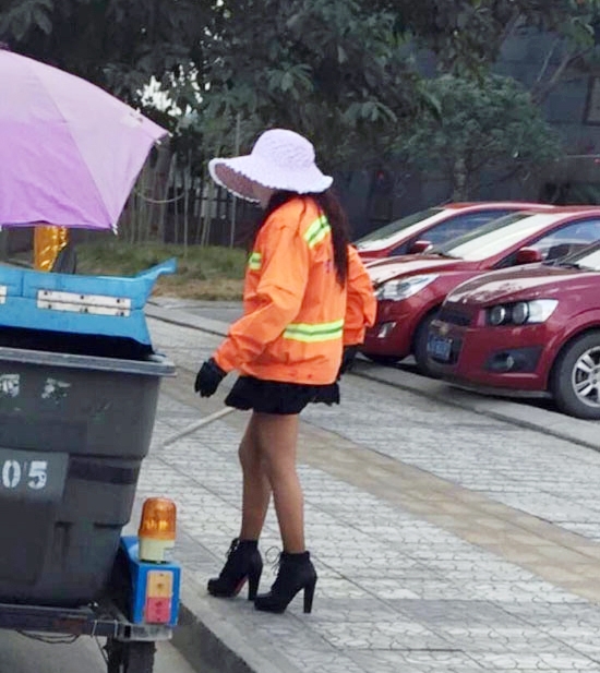 cô gái mặc váy ngắn khoe chân đi quét rác gây sốt dân mạng