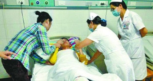  Các bác sĩ và người thân đang chăm sóc cho Yu Pinjia trong bệnh viện. Ảnh: Internet