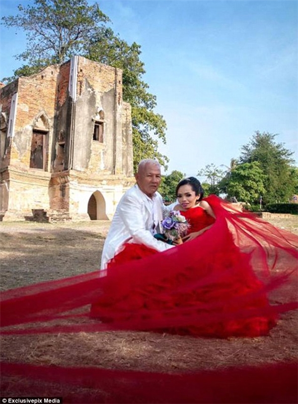  Một bức ảnh đầy hạnh phúc trong album ảnh cưới của Jroonsi cùng ông Bancha. (Ảnh: Daily Mail)