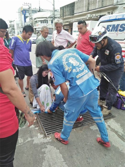 Thái Lan: Mải nghịch điện thoại, cô gái trẻ bất cẩn để lọt chân vào miệng cống ngầm, phải nhờ cứu hộ đến giải thoát - Ảnh 3.