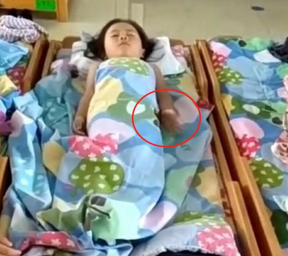 Cô giáo gửi đoạn clip các bé đang nằm ngủ trưa, bà mẹ bỗng rưng rưng khi phát hiện con gái có hành động lạ - Ảnh 3.