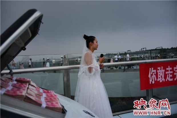 Trung Quốc: Cô gái mang tiền và siêu xe lên cầu kính để thử thách người bạn trai sợ độ cao rồi nhận cái kết đau lòng - Ảnh 2.