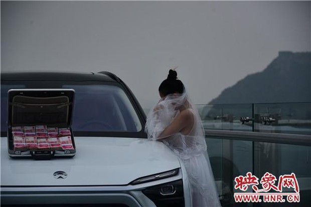 Trung Quốc: Cô gái mang tiền và siêu xe lên cầu kính để thử thách người bạn trai sợ độ cao rồi nhận cái kết đau lòng - Ảnh 5.