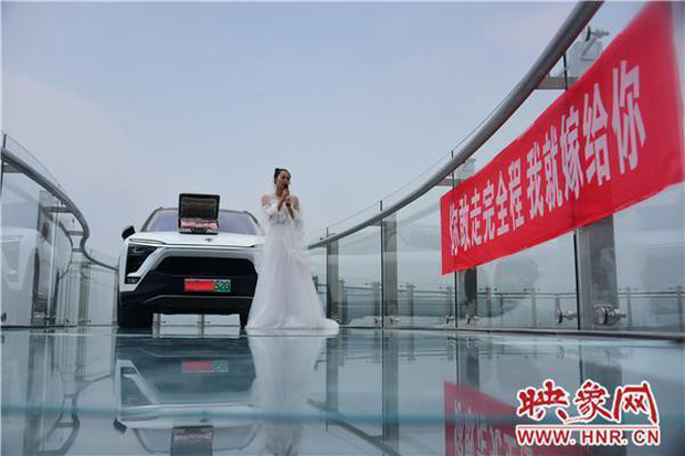 Trung Quốc: Cô gái mang tiền và siêu xe lên cầu kính để thử thách người bạn trai sợ độ cao rồi nhận cái kết đau lòng - Ảnh 3.