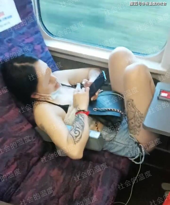 Cô gái mặc quần đùi rách ngồi hớ hênh trên tàu cao tốc, hành vi khiếm nhã còn ngán ngẩm hơn Ảnh 1